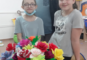 Przedstawiciele klasy VI z kwiatami: Patrycja, Amelia i Piotr